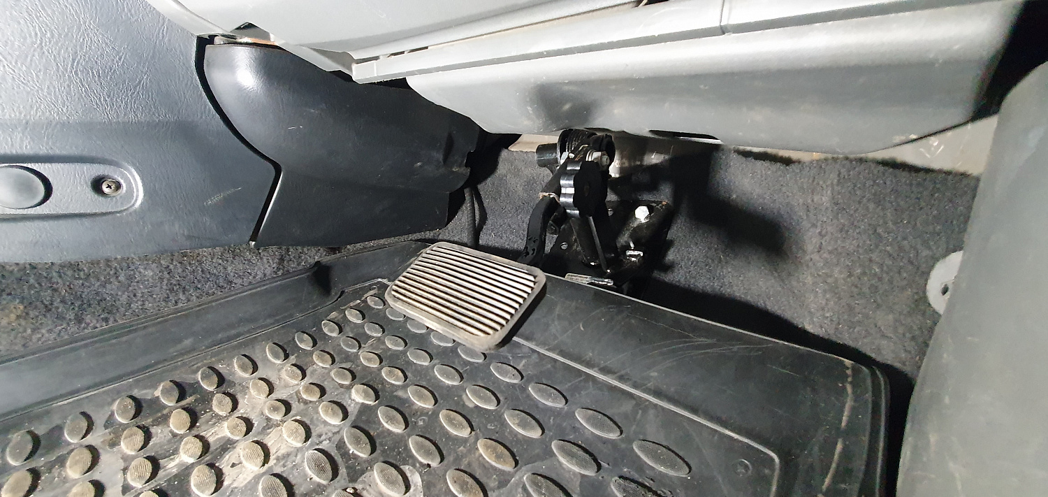 Установка тросовых педалей на Nissan Almera (автомат, 1шт.)