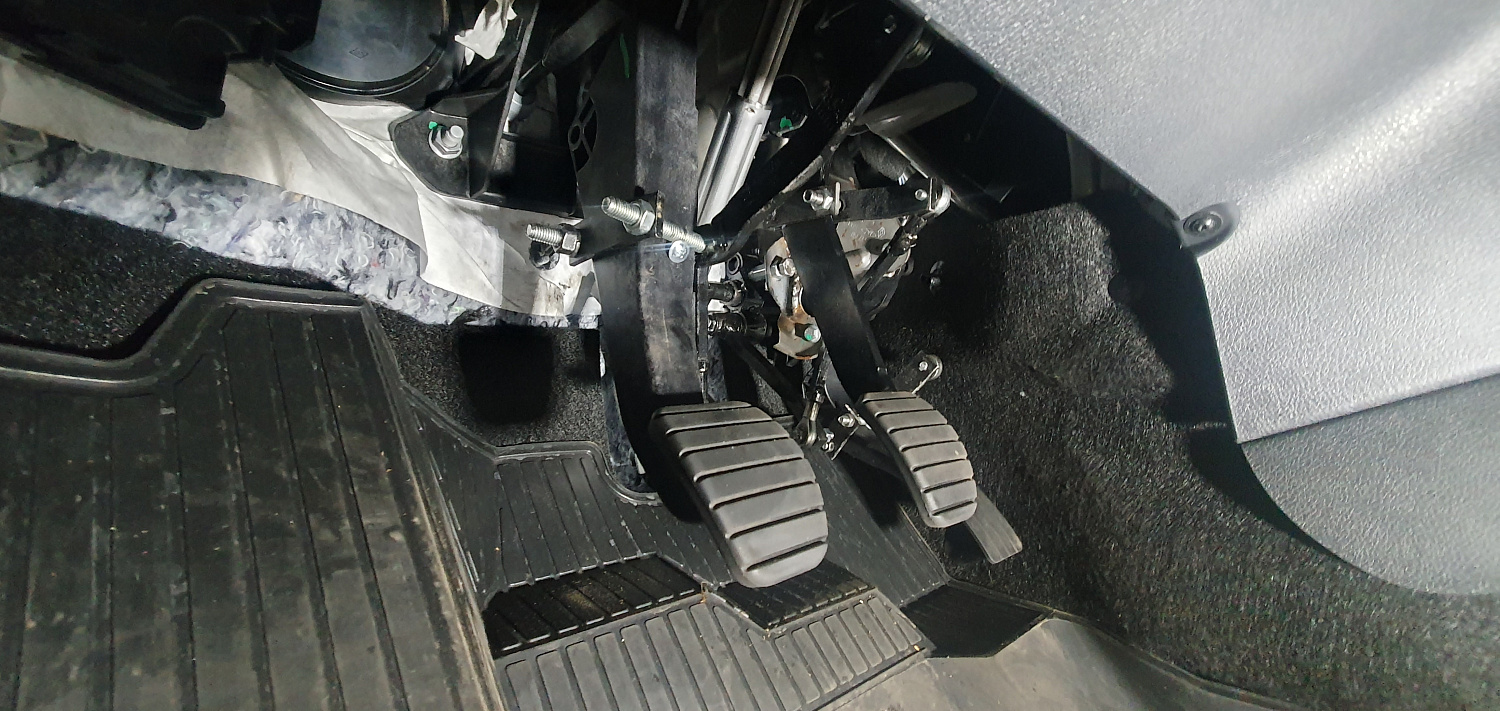 Установка тяговых педалей на Renault Sandero Stepway (механика, 3шт.)