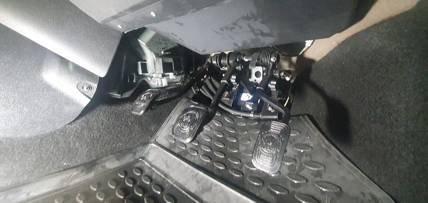 Установка тросовых педалей на Renault Duster (механика, 3 шт.)