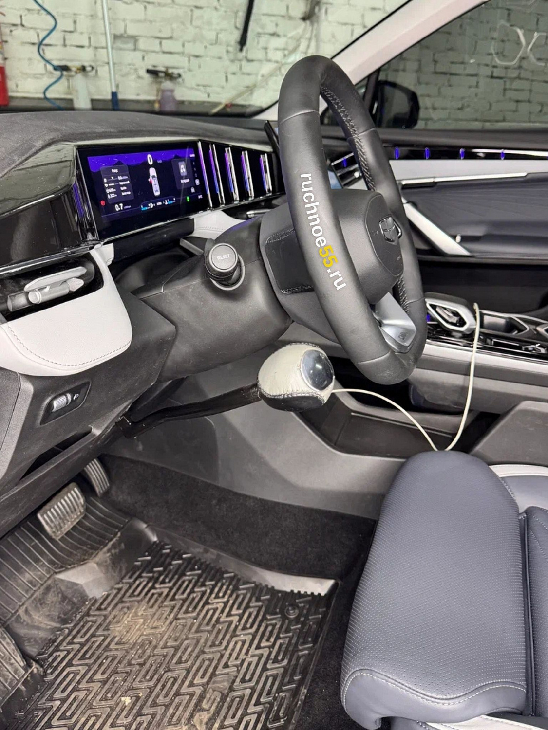 Установка ручного управления для Geely Atlas