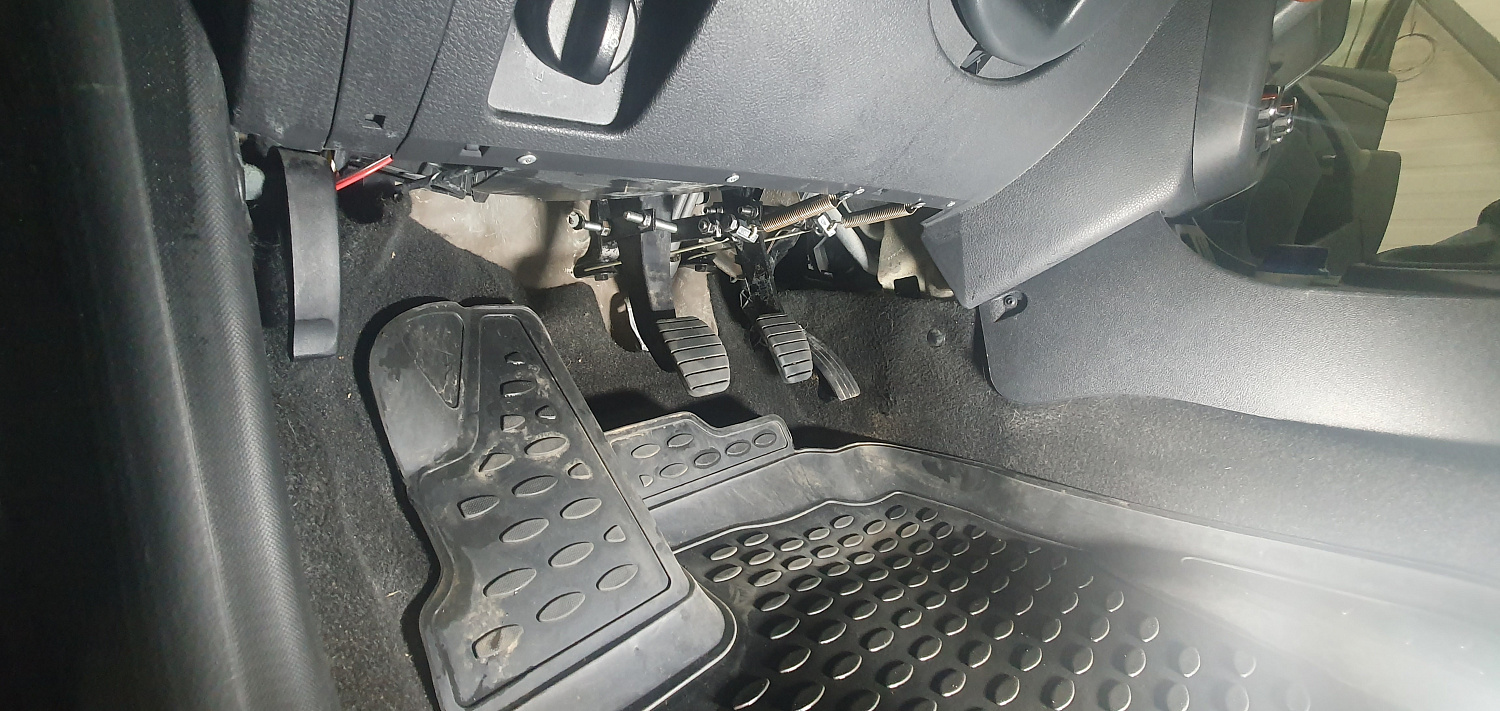 Установка тросовых педалей на Renault Duster (механика, 3 шт.)